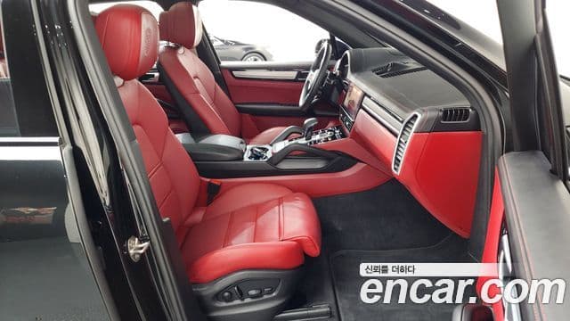 Porsche Cayenne 2023 — Photo 35/37
