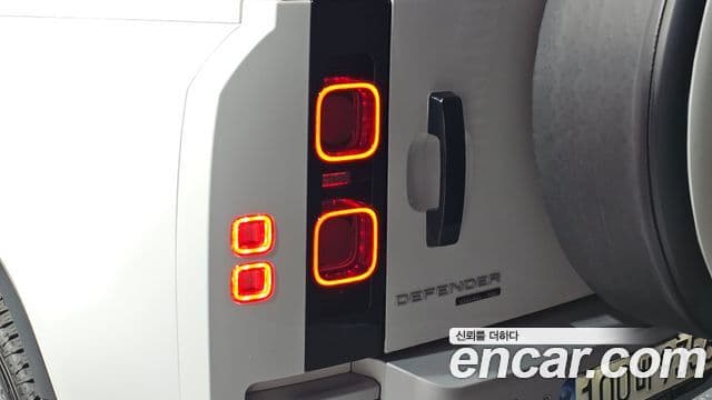 Land Rover Defender 2020 — Photo 21/35