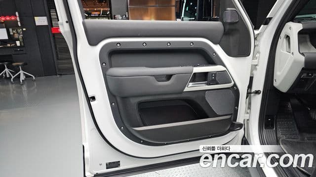 Land Rover Defender 2020 — Photo 34/35