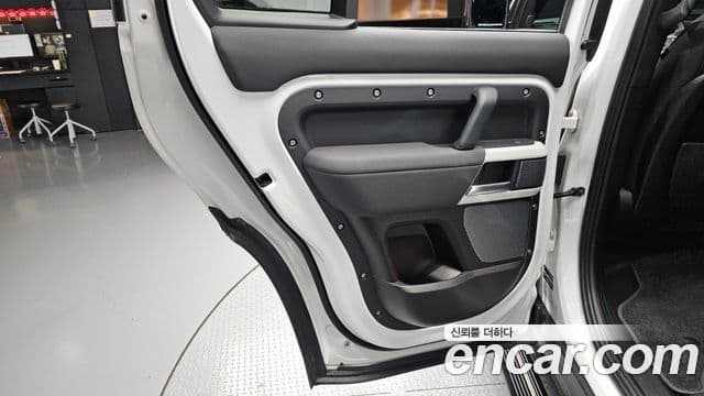 Land Rover Defender 2020 — Photo 17/35