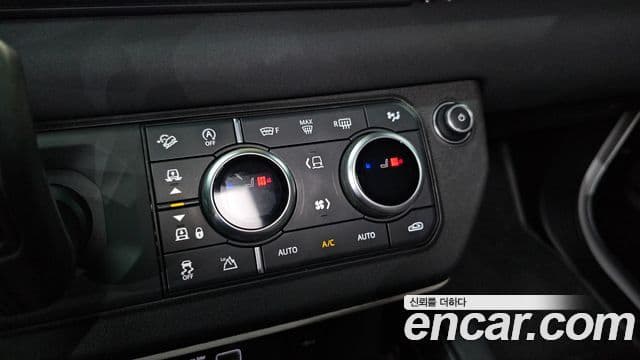 Land Rover Defender 2020 — Photo 29/35