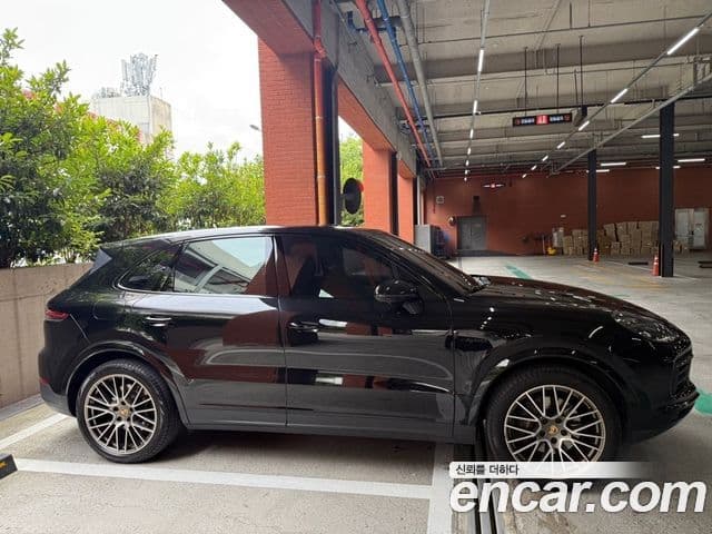 Porsche Cayenne 2023 — Photo 3/17