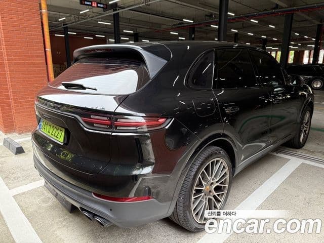 Porsche Cayenne 2023 — Photo 12/17