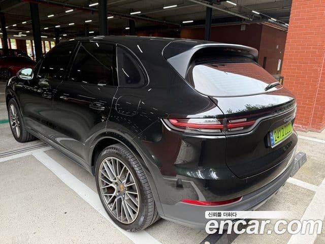 Porsche Cayenne 2023 — Photo 4/17