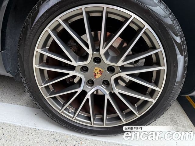 Porsche Cayenne 2023 — Photo 13/17