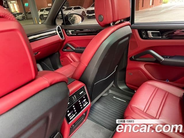 Porsche Cayenne 2023 — Photo 16/17