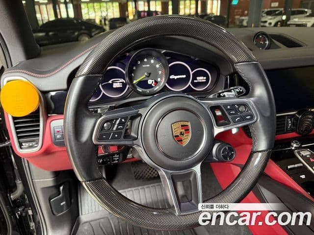 Porsche Cayenne 2023 — Photo 2/17
