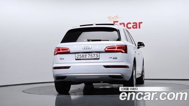 Audi Q5 2020 — ფოტო 4/20