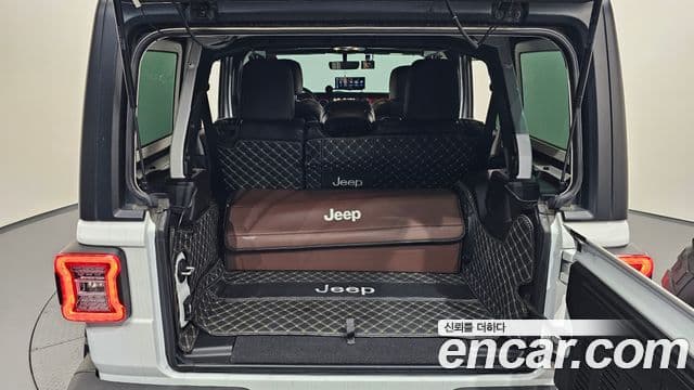 Jeep Wrangler 2023 — ფოტო 17/20