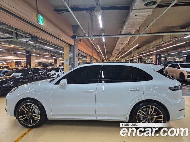 Porsche Cayenne 2021 — ფოტო 4/20