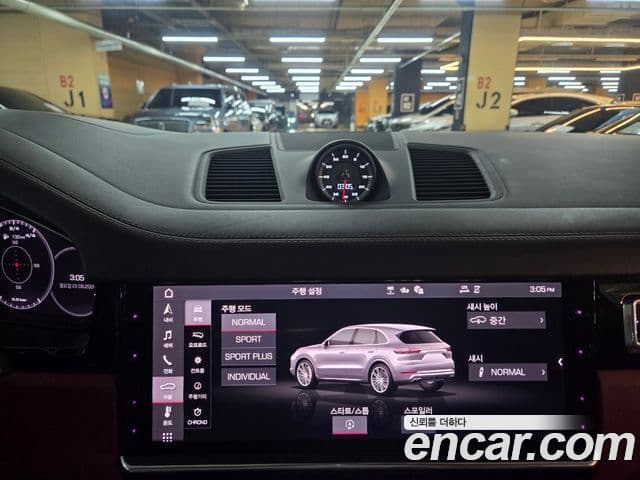 Porsche Cayenne 2021 — ფოტო 17/20