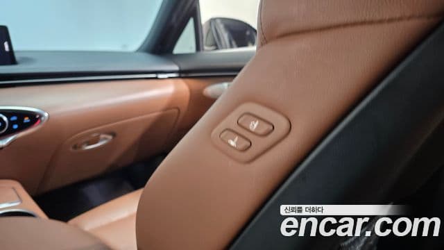 Genesis GV70 2021 — ფოტო 19/20
