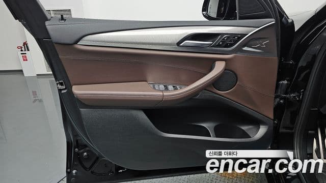BMW X4 2021 — Photo 21/36
