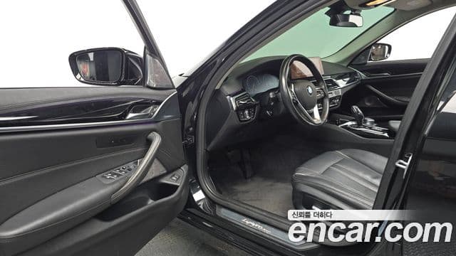 BMW 5 Series 2019 — ფოტო 10/20