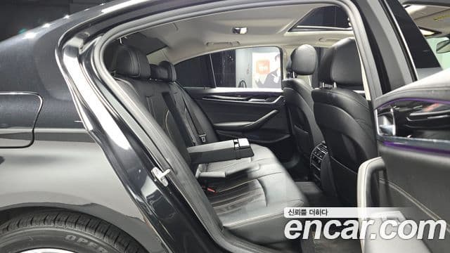 BMW 5 Series 2019 — ფოტო 12/20