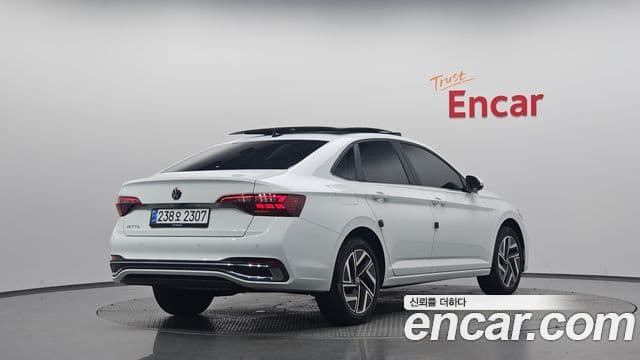 Volkswagen Jetta 2024 — ფოტო 2/20