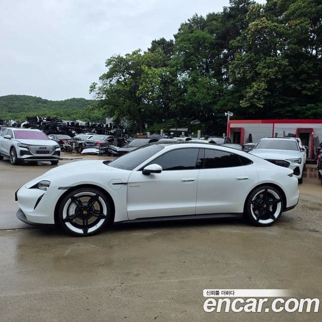Porsche Taycan 2022 — Photo 16/20