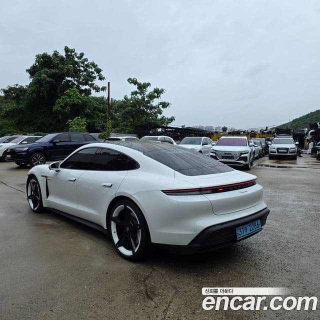 Porsche Taycan 2022 — Photo 2/20