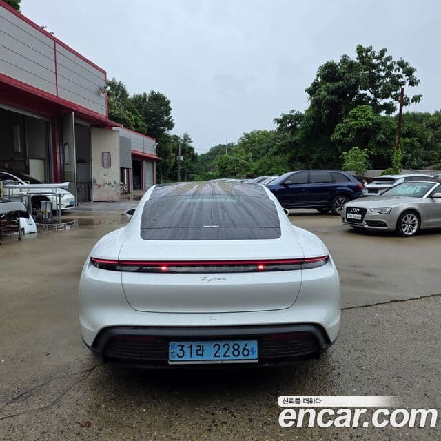 Porsche Taycan 2022 — Photo 15/20