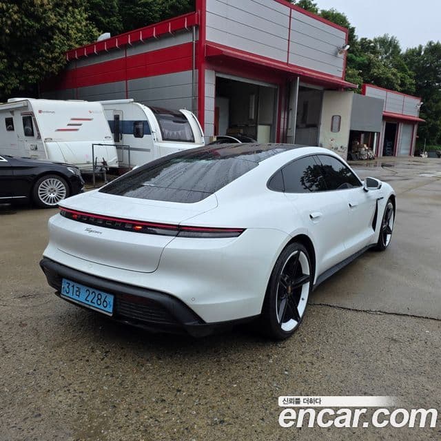 Porsche Taycan 2022 — Photo 8/20