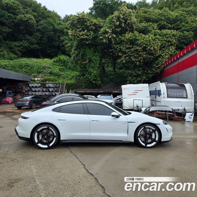 Porsche Taycan 2022 — Photo 1/20