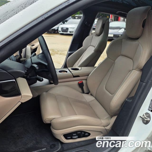 Porsche Taycan 2022 — Photo 14/20