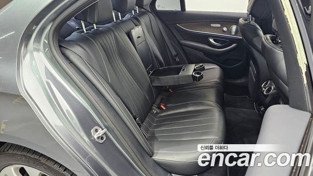 Mercedes-Benz E-Class 2019 — ფოტო 11/20