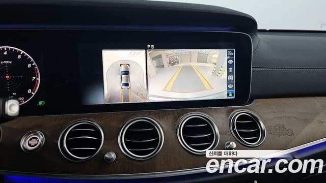 Mercedes-Benz E-Class 2019 — ფოტო 14/20