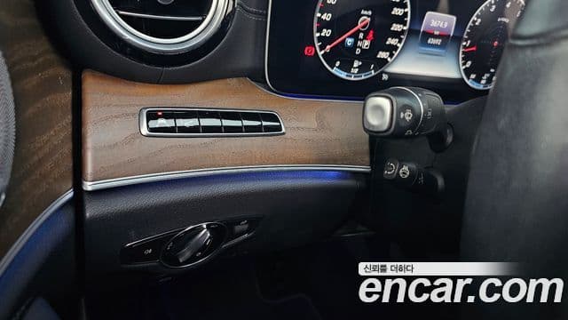 Mercedes-Benz E-Class 2019 — ფოტო 17/20