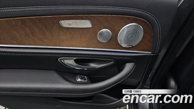 Mercedes-Benz E-Class 2019 — ფოტო 19/20