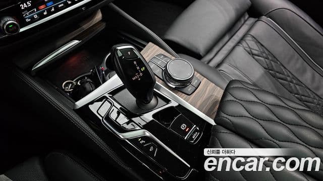 BMW 5 Series 2023 — Şəkil 9/20