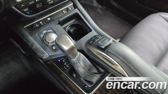 Lexus ES300h 2018 — Şəkil 9/20