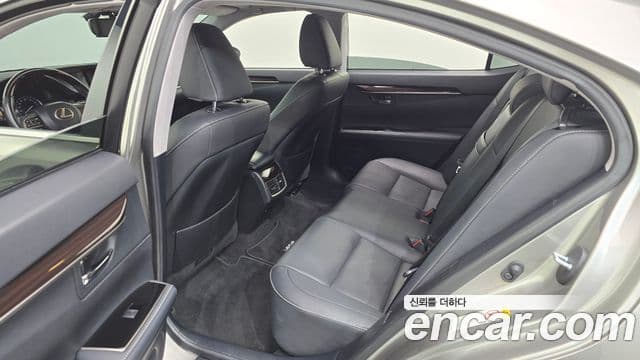 Lexus ES300h 2018 — Şəkil 19/20