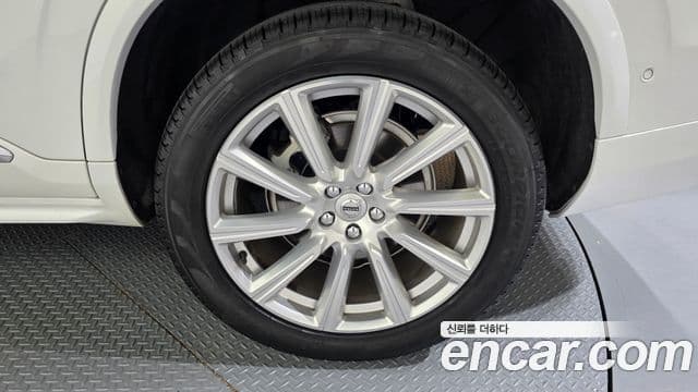 Volvo XC90 2018 — Photo 34/38