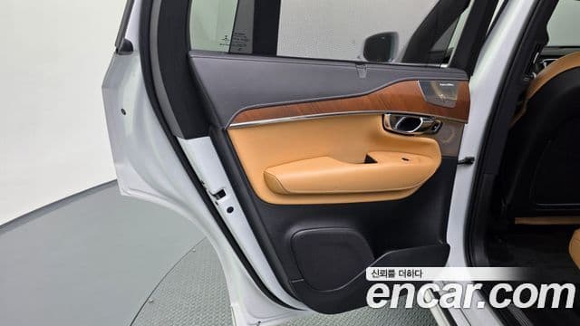 Volvo XC90 2018 — Photo 37/38
