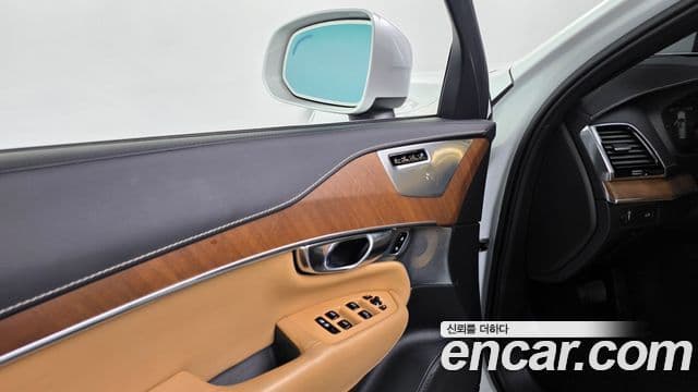 Volvo XC90 2018 — Photo 14/38