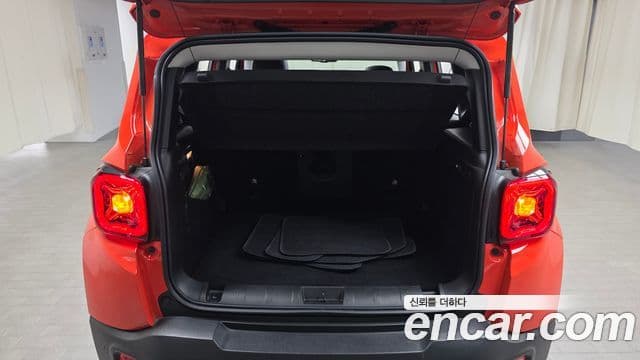 Jeep Renegade 2021 — Фото 15/20