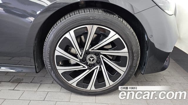 Mercedes-Benz E-Class 2024 — Photo 5/32
