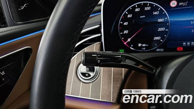 Mercedes-Benz E-Class 2024 — Photo 7/32