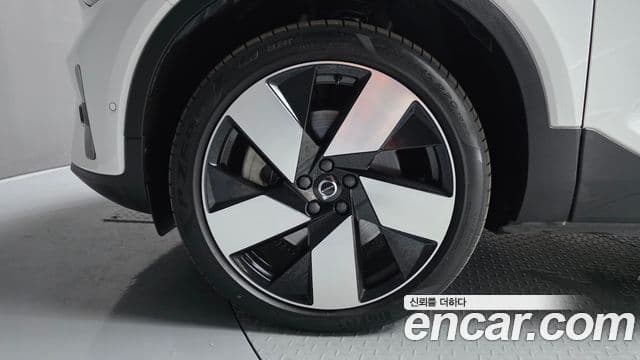 Volvo C40 Recharge 2023 — Şəkil 1/32