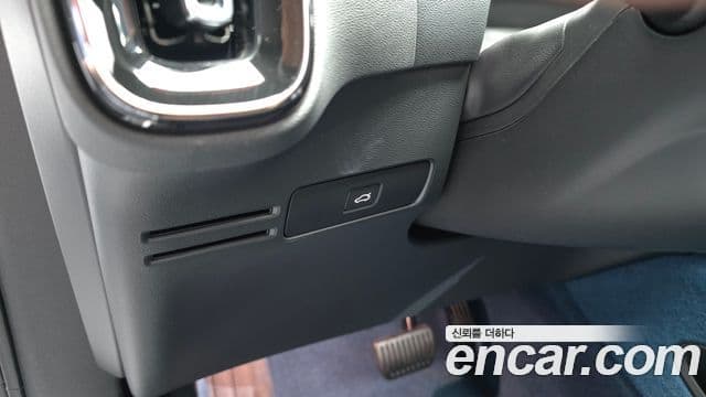 Volvo C40 Recharge 2023 — Şəkil 17/32