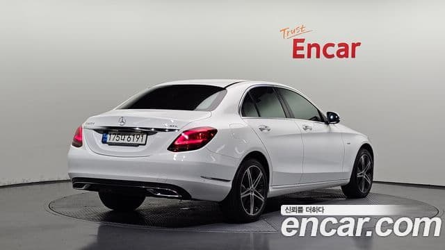 Mercedes-Benz C-Class 2020 — ფოტო 17/20