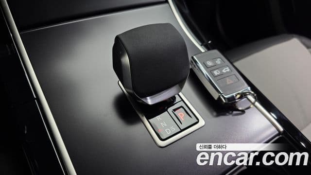 Land Rover Range Rover Velar 2026 — ფოტო 13/20