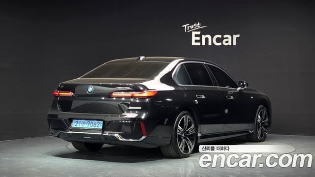 BMW i7 2023 — Şəkil 10/35