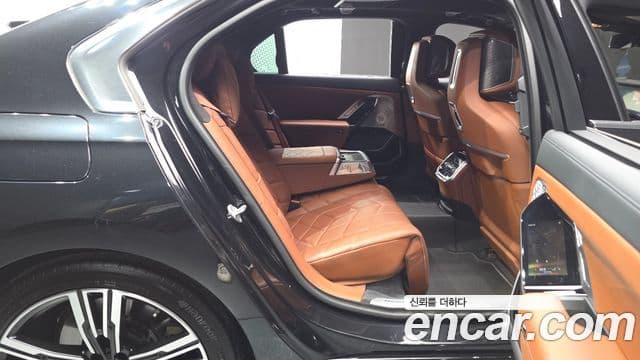 BMW i7 2023 — Şəkil 22/35