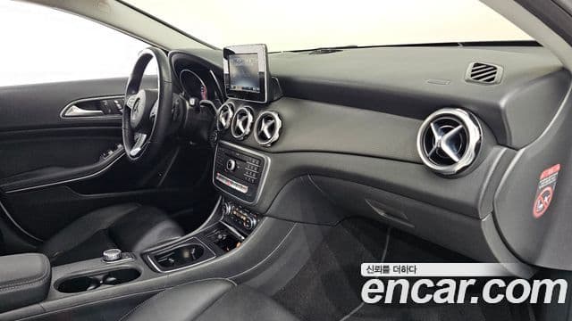 Mercedes-Benz GLA-Class 2019 — Photo 17/30