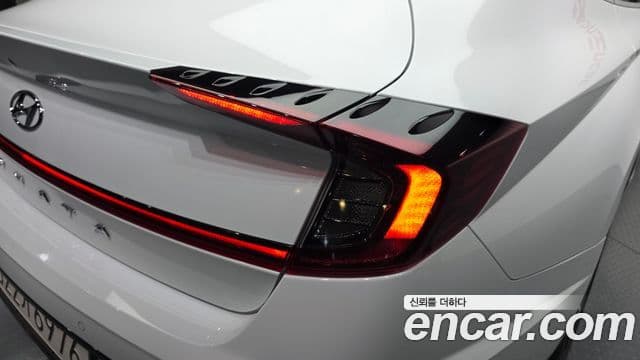 Hyundai Sonata Hybrid 2023 — Photo 19/37