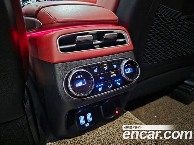 Genesis GV70 2021 — ფოტო 7/20