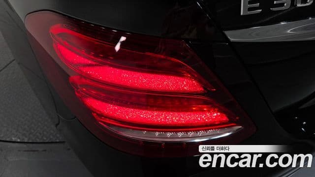 Mercedes-Benz E-Class 2018 — Şəkil 25/32