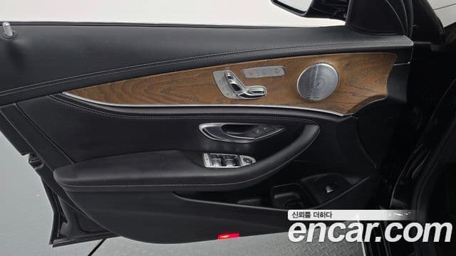 Mercedes-Benz E-Class 2018 — Şəkil 19/32